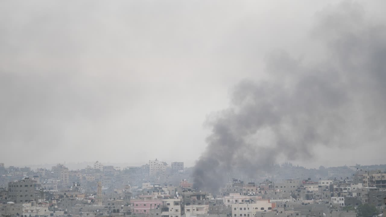 el humo negro se eleva entre los edificios destruidos por los ataques con misiles israelíes en la franja de gaza