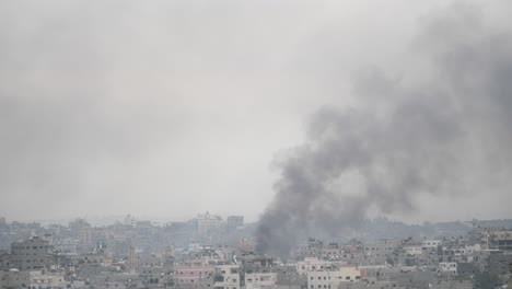 Schwarzer-Rauch-Steigt-Zwischen-Gebäuden-Auf,-Die-Durch-Israelische-Raketenangriffe-Im-Gazastreifen-Zerstört-Wurden