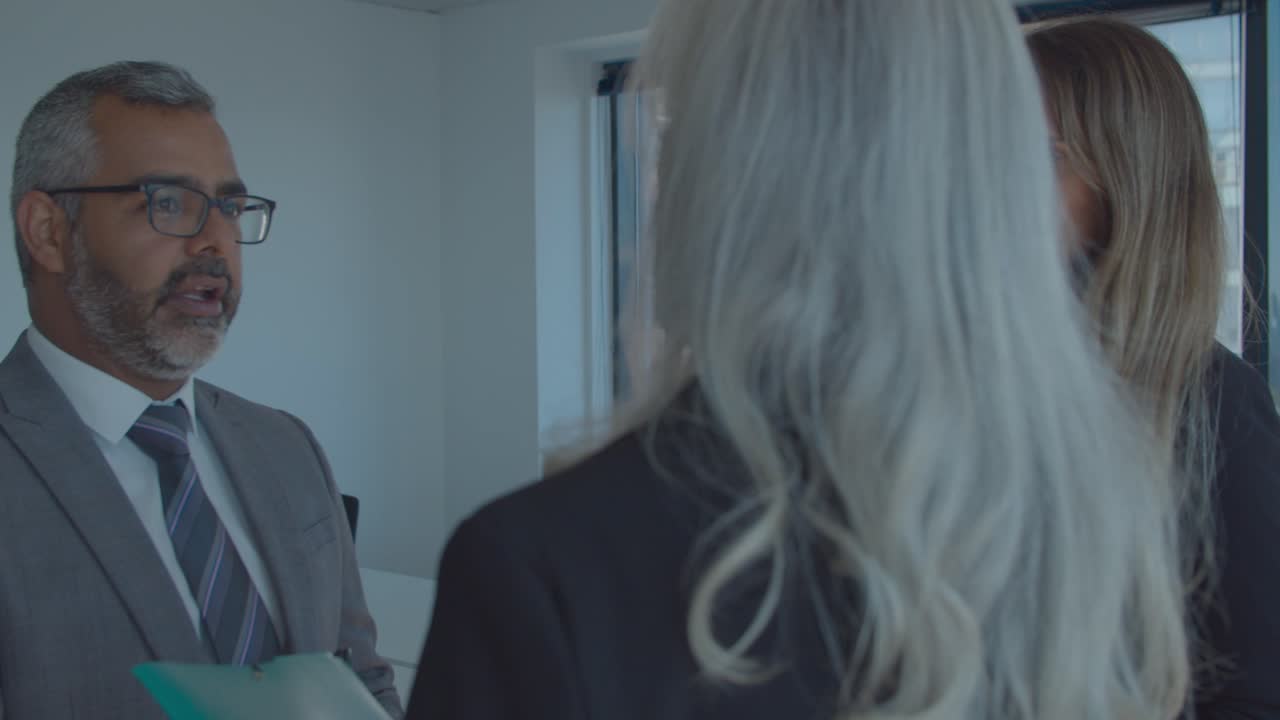 Serio capo uomo e manager donna che discutono del progetto