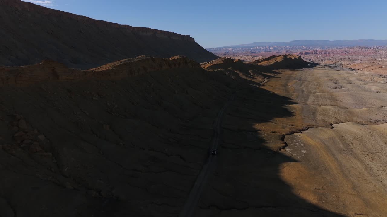 Guidando lungo la strada dall'aspetto marziano di Factory Butte nello Utah, USA