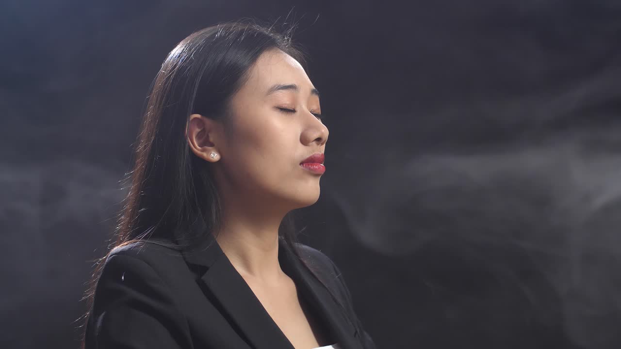 스튜디오 환경 에서 미소 짓는 아시아 사업가 의 초상화