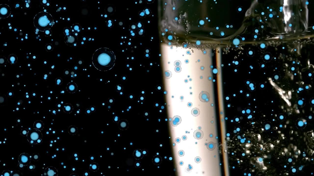 Animation von Champagner, der in ein Glas gegossen wird, und blauen Kreisen, die sich auf schwarzem Hintergrund bewegen