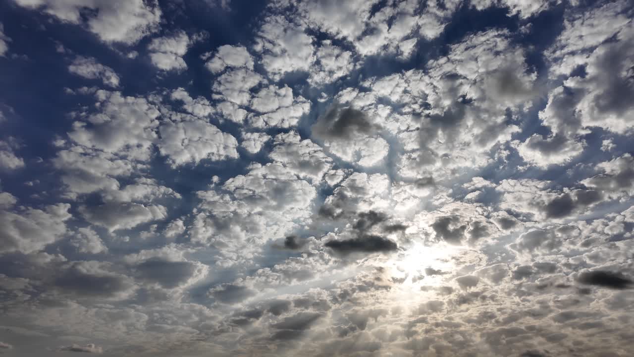 Time-lapse di nuvole soffici che si muovono attraverso un cielo blu con il sole