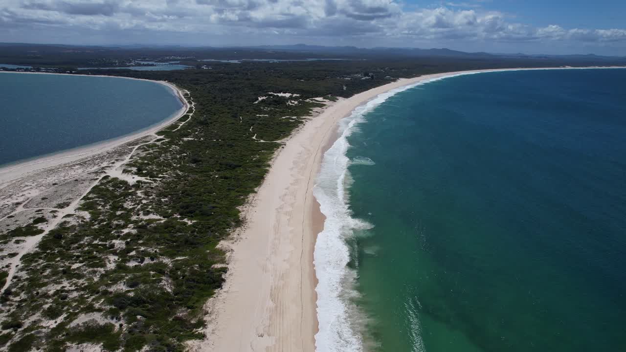 el parque nacional de myall lakes con un paisaje marino pintoresco en nsw, australia - foto aérea
