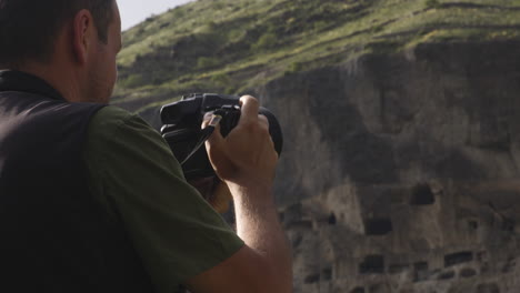 fotógrafo independiente usando su costoso equipo para fotografía de paisajes.