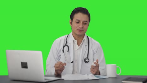 Trauriger-Indischer-Arzt,-Der-Dem-Patienten-Medikamente-Gibt,-Grüner-Bildschirm