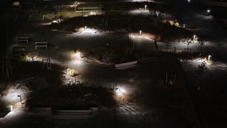 El-Pequeño-Parque-Está-Iluminado,-Y-Por-La-Noche,-Cuando-Hay-Fuerte-Viento,-No-Hay-Una-Sola-Persona-En-El-Parque