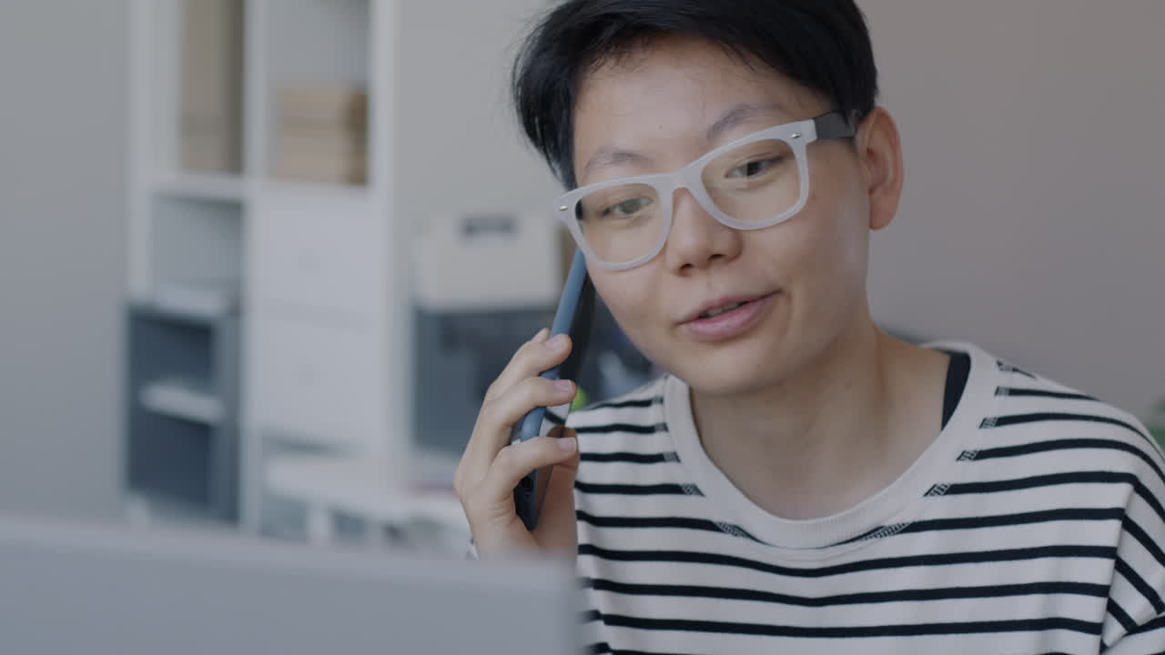 사무실에서 전화 통화를 하는 여자