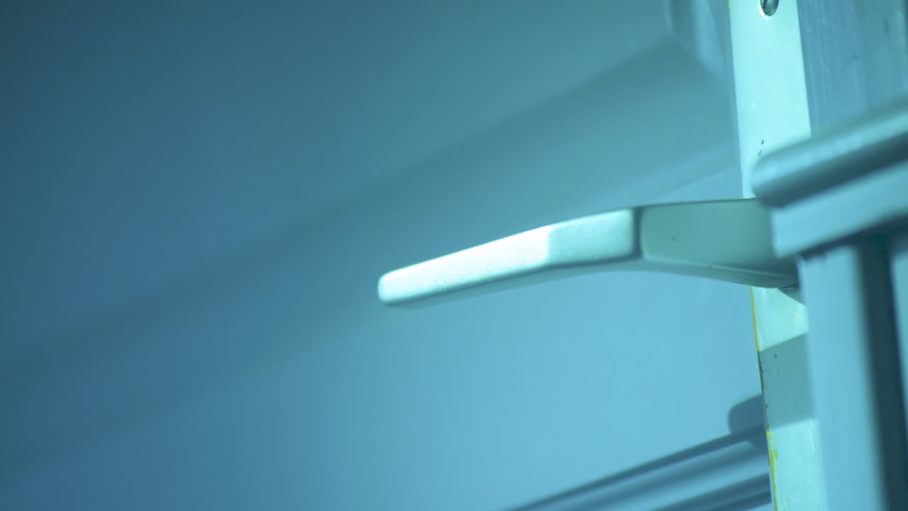 경찰 검사 는 검은 장갑 과 불 을 들고 침실 문 을 열다