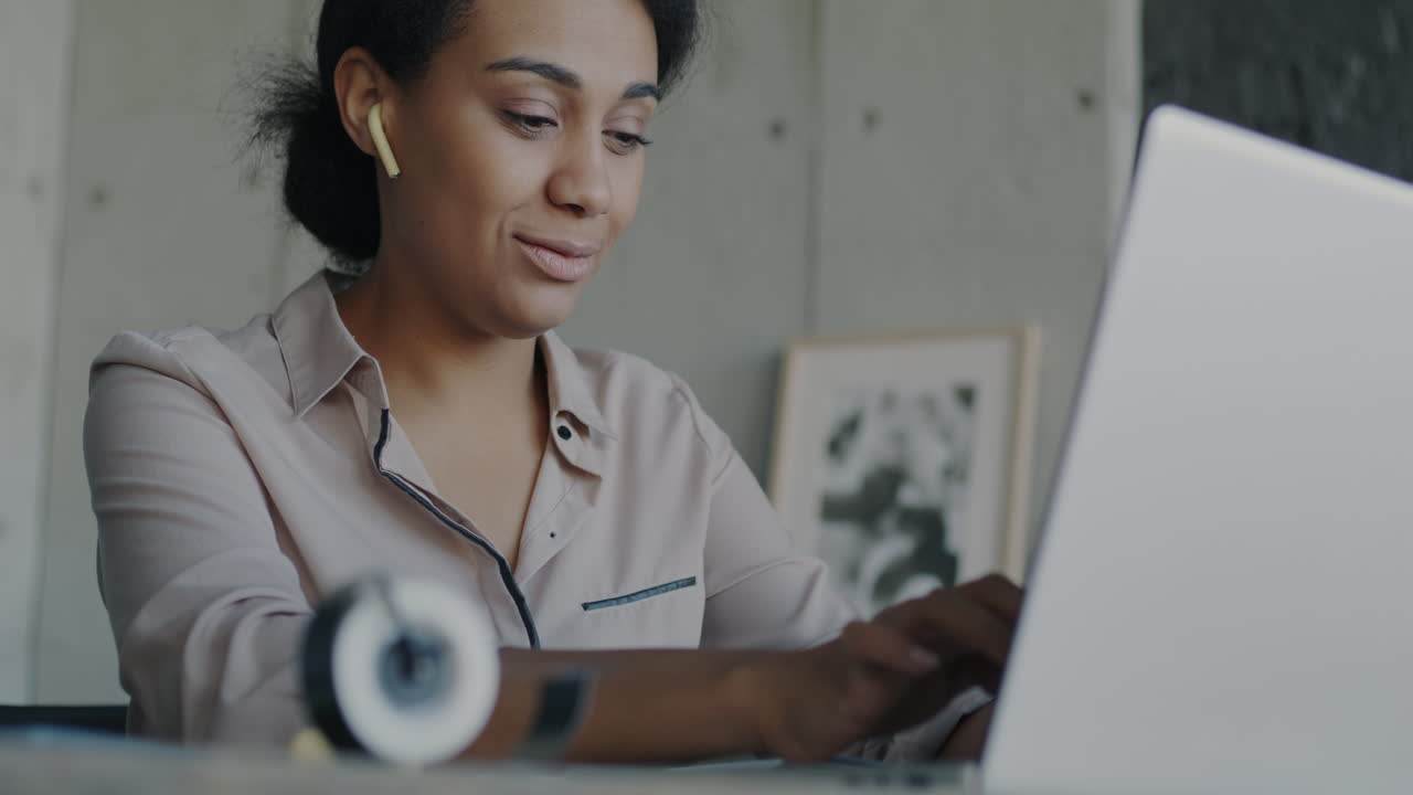 Mujer que trabaja en la computadora portátil