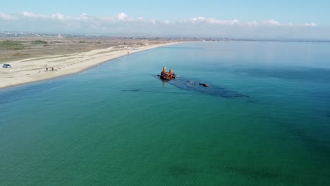 Breiter-Filmischer-Drohnenblick-Auf-Das-Schiffswrack-Der-Epanomi:-Gesunkenes-Transportschiff-Im-Türkisblauen-Wasser-Von-Thessaloniki,-Griechenland