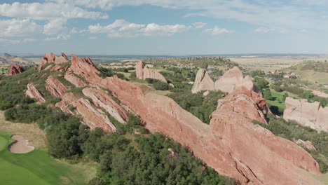 Campo-De-Golf-De-Punta-De-Flecha-En-Littleton-Colorado-Con-Césped-Verde,-Rocas-Rojas-Y-Cielos-Azules