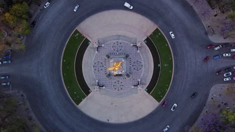 la rotonda central del ángel de la independencia sube