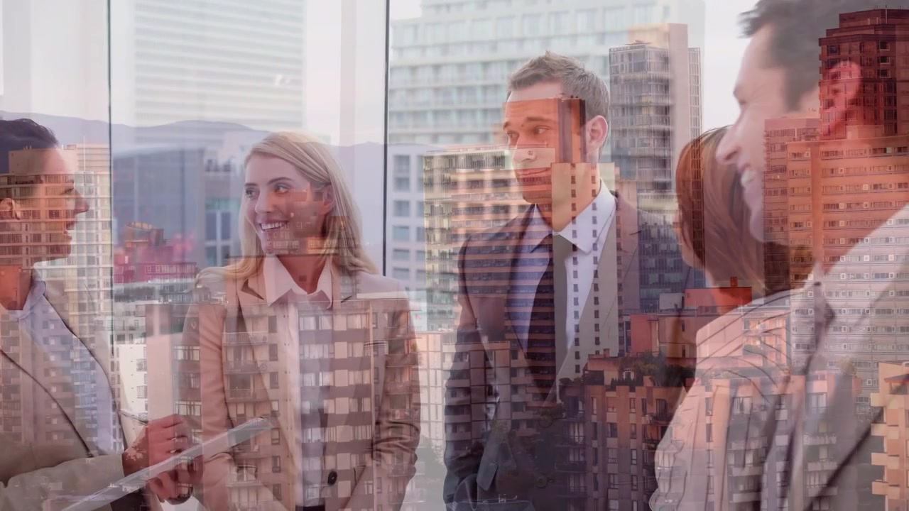 Animation von glücklichen kaukasischen Geschäftsleuten, die sich über einer Stadtlandschaft unterhalten