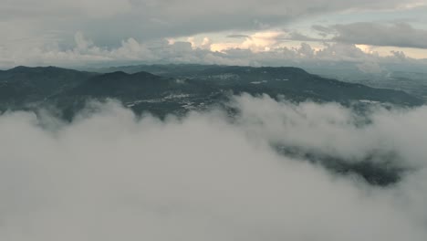 Drohne-Fliegt-über-Wolken-Und-Enthüllt-Die-Wunderschöne-Landschaft-In-Guatemala