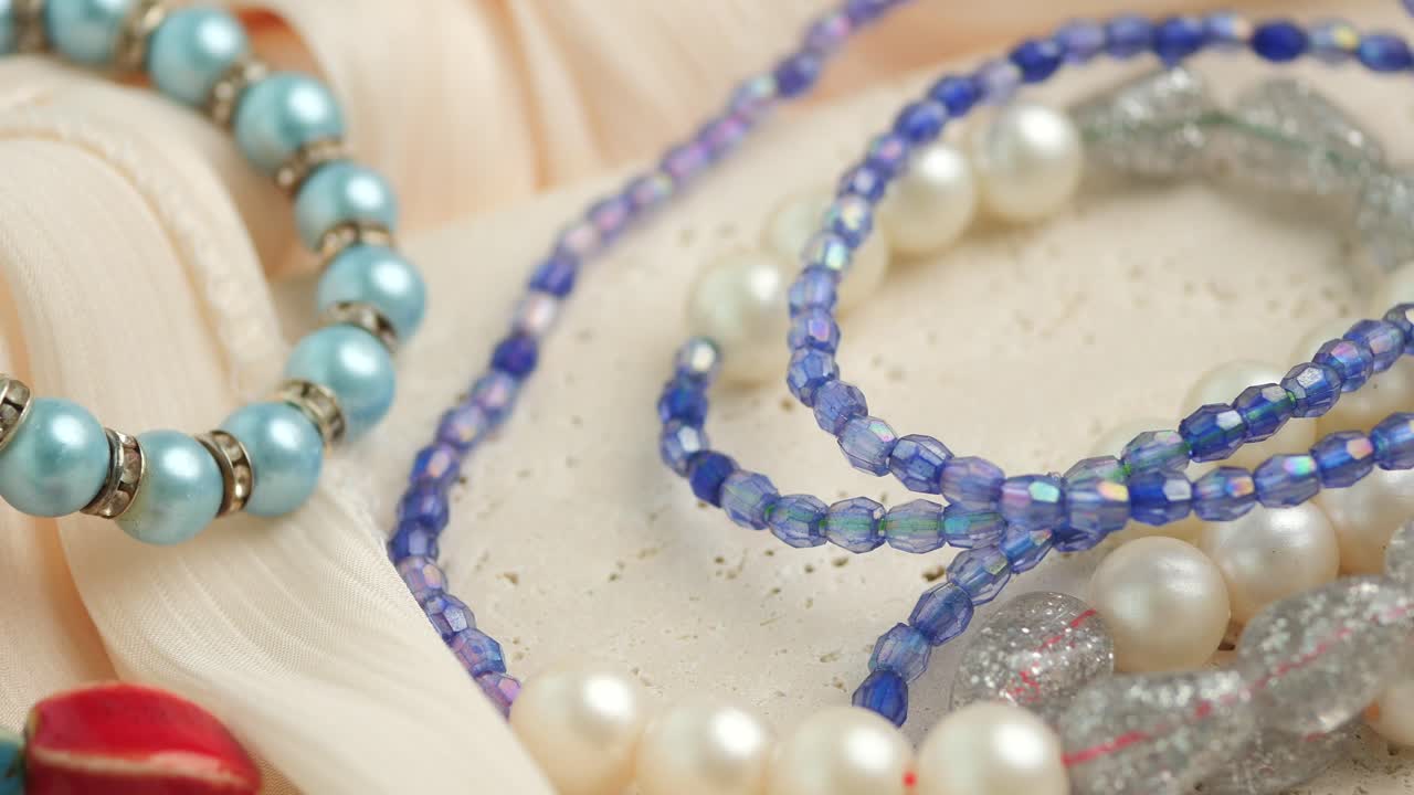 Eleganti gioielli con perline