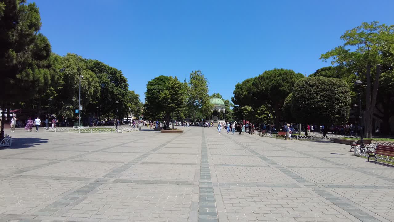 un día soleado en una plaza de la ciudad turca