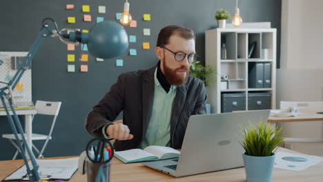 hombre trabajando en una computadora portátil en la oficina