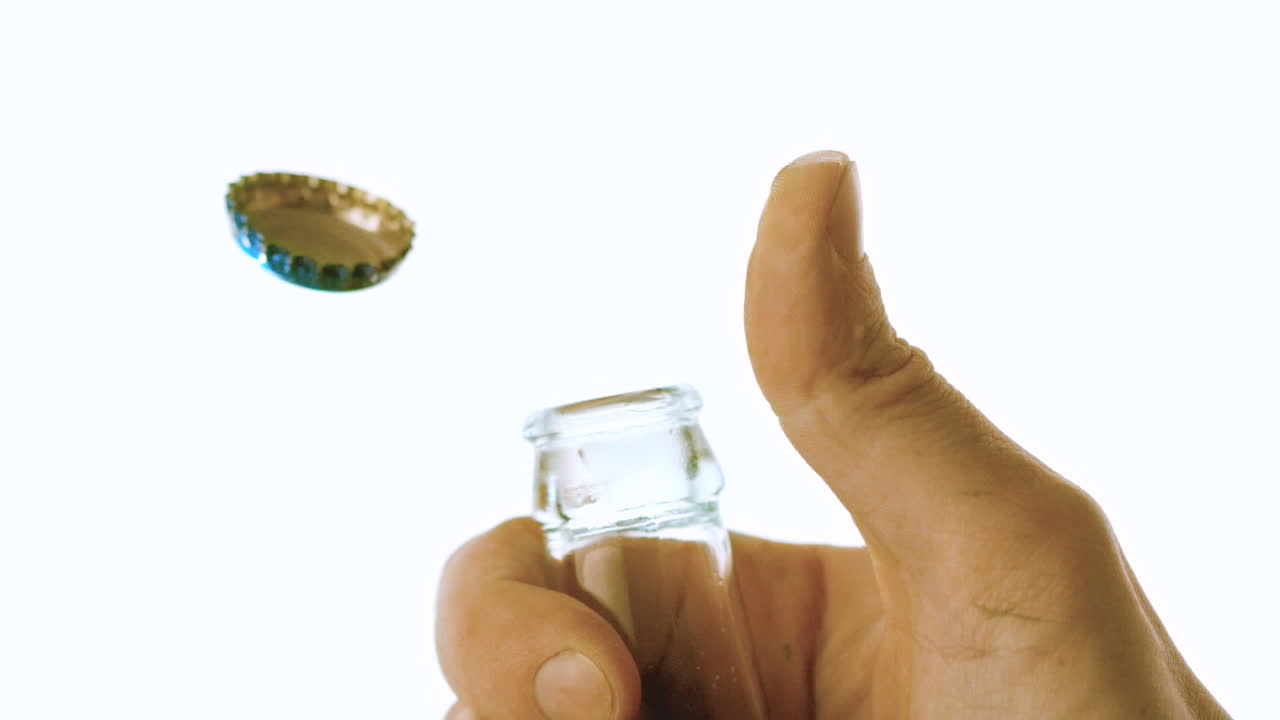 botella de vidrio abierta con la mano