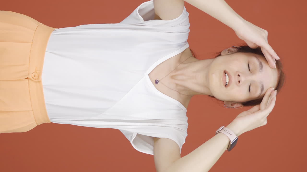 vídeo vertical de una mujer con migraña está experimentando dolor.