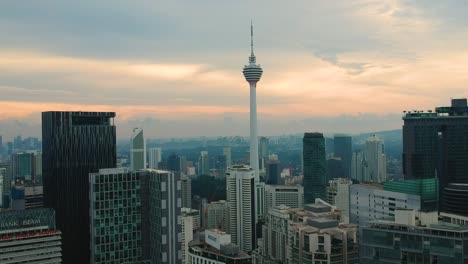 在馬來西亞的kuala lumpur tower menara和日落的背景下,市中心和城市中心的驚人的空中景色