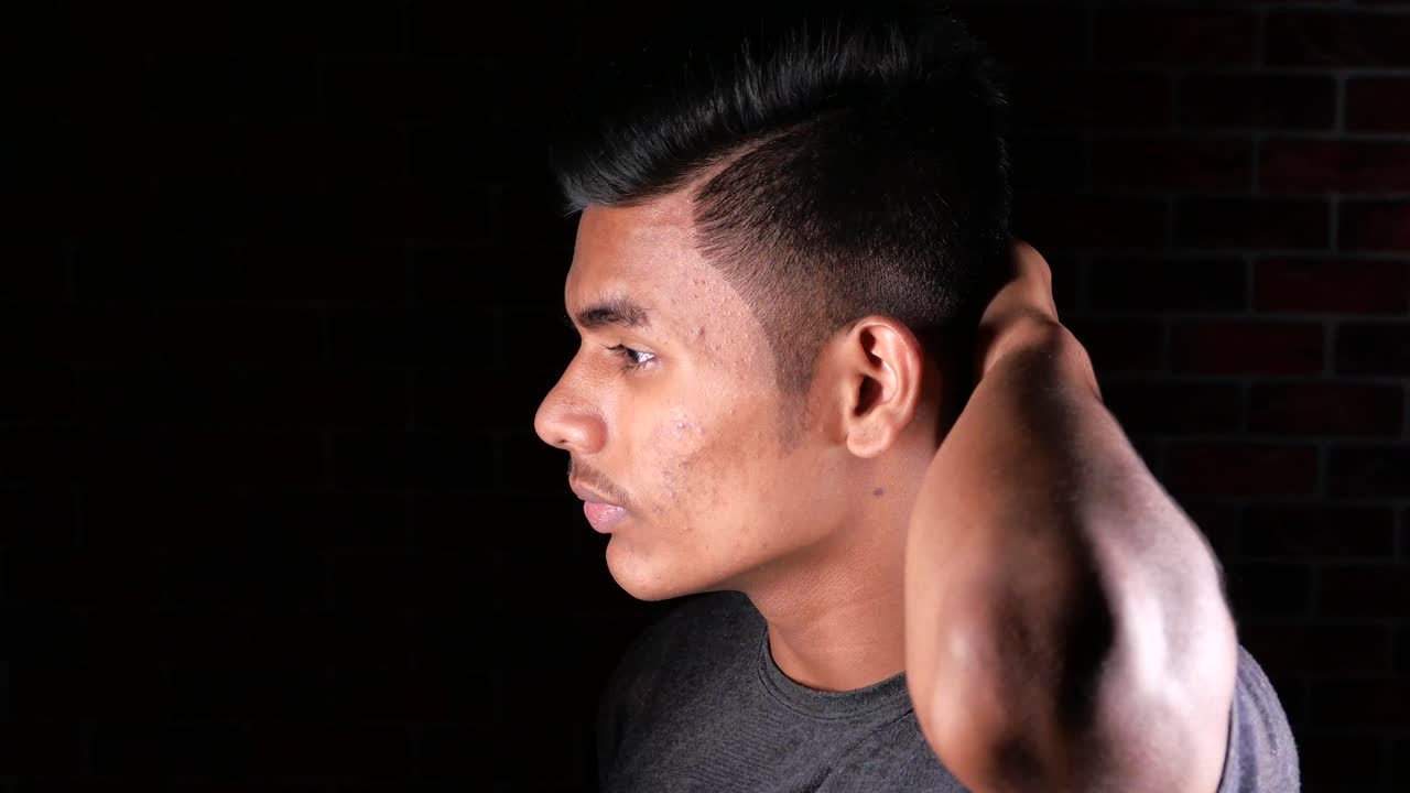 세련된 헤어스타일을 가진 젊은 남자