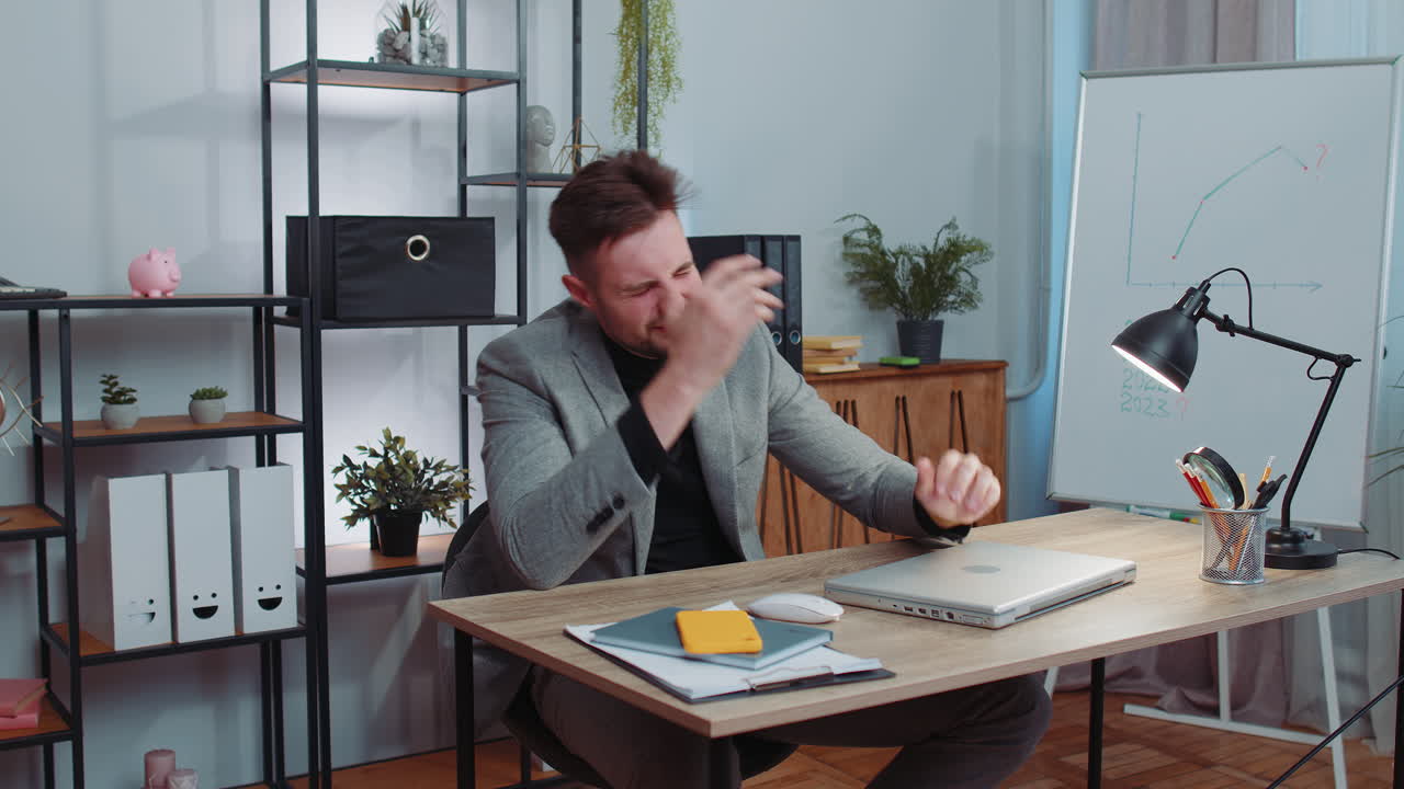 уставший бизнесмен за своим столом.