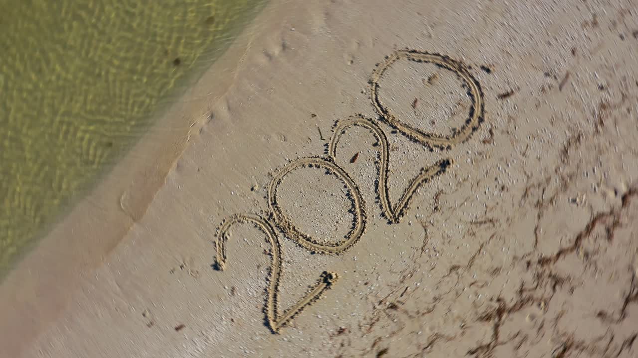 스물 이십은 모래에 쓰여지고 시계 방향으로 회전하여 미친 해임을 보여줍니다.