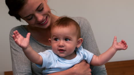 madre sosteniendo a su bebé