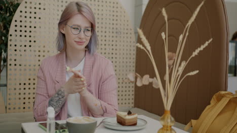 una mujer relajándose en un café.