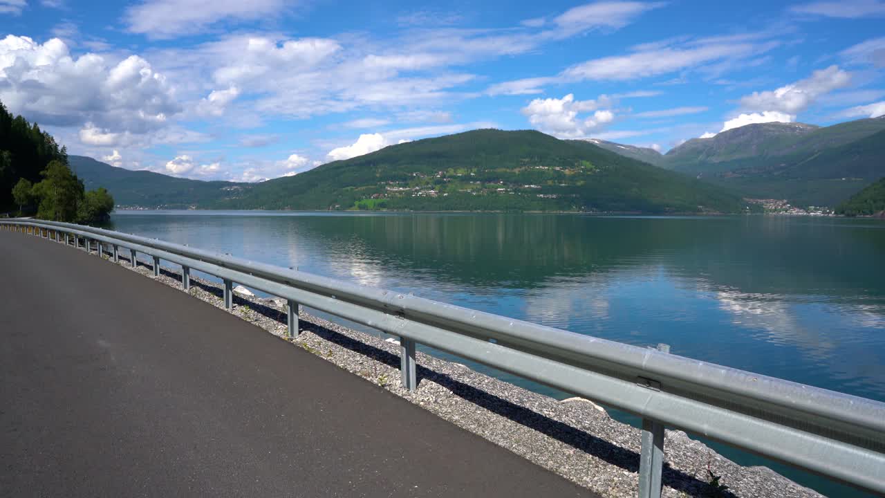 야외에서 조 ⁇ 을 하는 여자