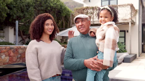 retrato de familia feliz al aire libre