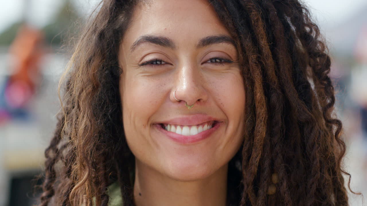 joven a la moda, nerviosa y feliz sonriendo