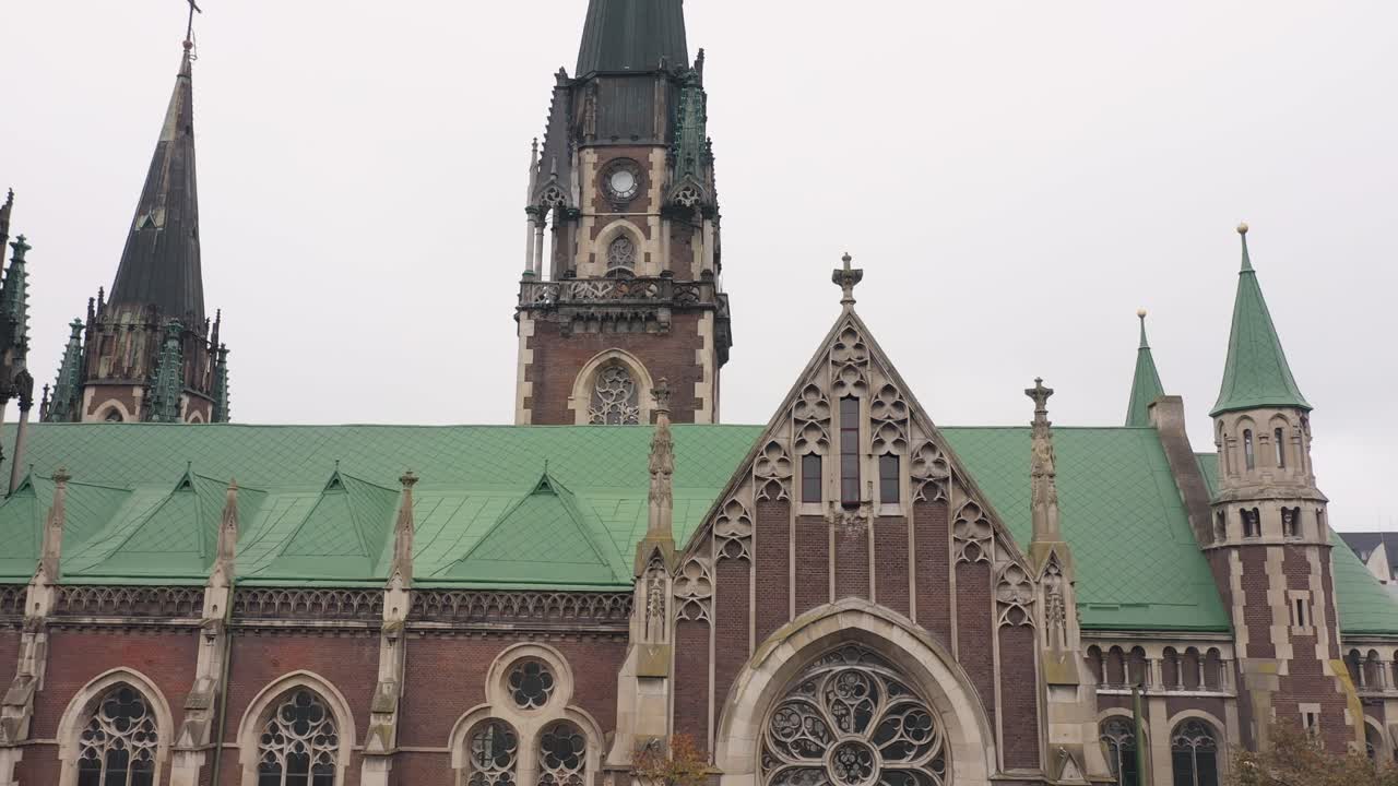 vista aérea de una iglesia en una ciudad europea