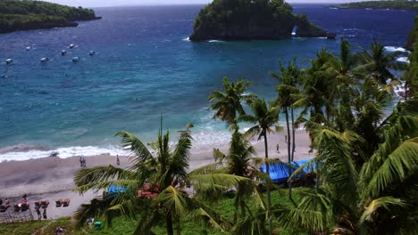 Badeort-Am-Von-Palmen-Gesäumten-Strand-In-Der-Crystal-Bay-Nusa-Penida,-Bali,-Indonesien