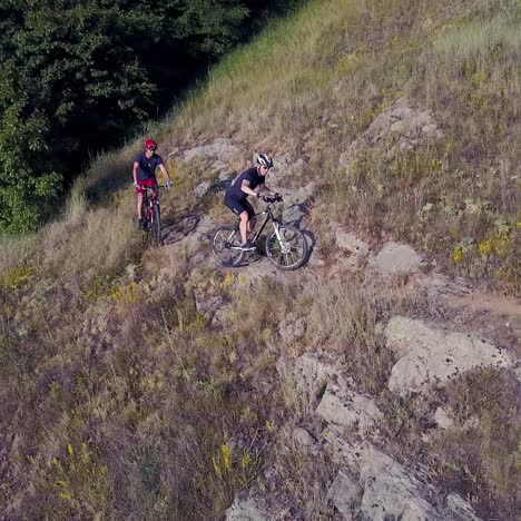 hombres montando una bicicleta