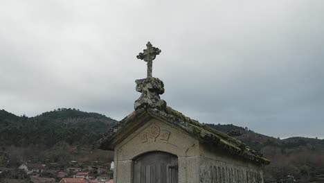 viejo espigueiro con cruz de piedra en lindoso