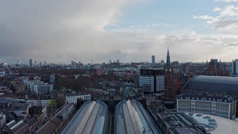 disparo lento de un dron mirando al sur desde el techo de la estación de tren kings cross de londres