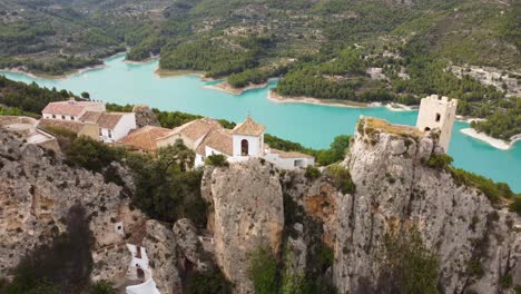 Filmische-Drohnenaufnahme-Der-Mittelalterlichen-Stadt-El-Castell-De-Guadalest-In-Spanien