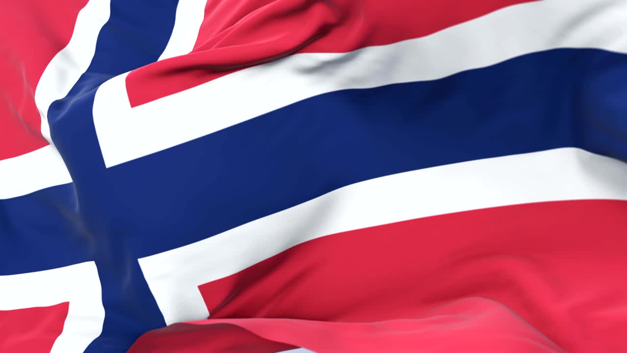 노르웨이의 발이 바람에 흔들리고 푸른 하늘이 느리게 회전하고 있습니다.