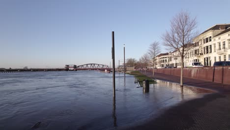 Mülleimer-Unter-Wasser-Auf-Dem-Boulevard-Der-Hansestadt-Tower-Bei-Hohem-Wasserstand