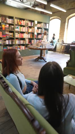 mujeres relajándose en una librería
