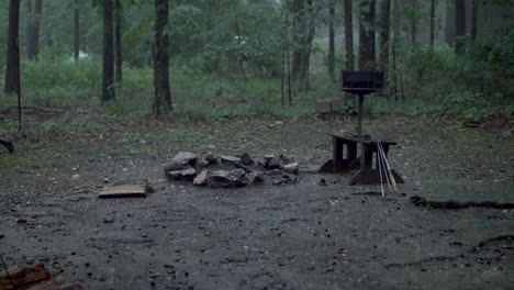 fogata bajo la lluvia en un día tormentoso