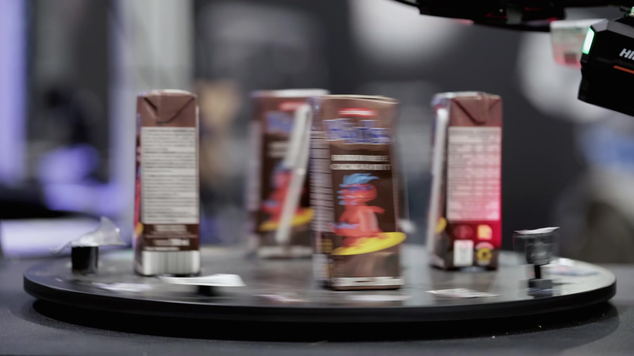 Caixas de Leite Achocolatado Girando em uma Plataforma Giratória de Exibição