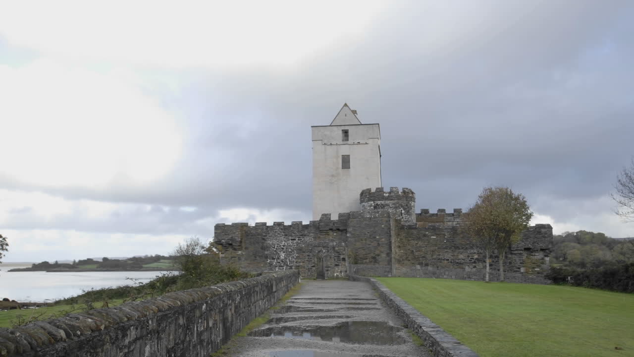 lapso de tiempo de las nubes que soplan sobre el castillo de doe cerca de creeslough en el condado de donegal irlanda