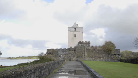 Lapso-De-Tiempo-De-Nubes-Que-Soplan-Sobre-El-Castillo-De-Doe-Cerca-De-Creeslough-En-El-Condado-De-Donegal,-Irlanda