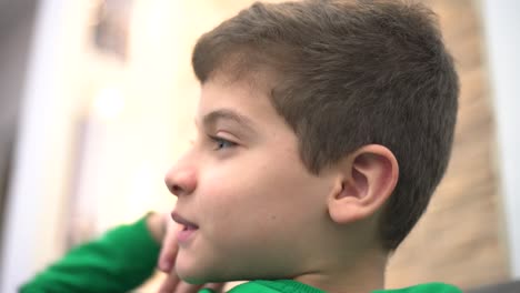 Niño-Sonriendo-Frente-A-La-Televisión-En-La-Sala-De-Estar