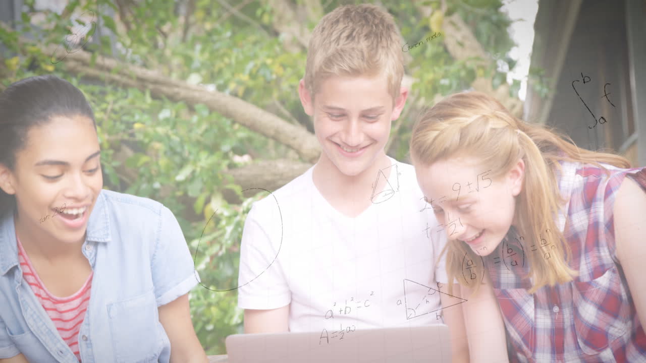 노트북을 사용하는 학생들을 통해 수학 방정식의 애니메이션