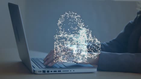 animación de un candado de seguridad, icono de nube sobre la sección media de una mujer de negocios usando una computadora portátil en la oficina