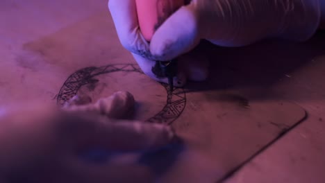 tatuador de cultivos aprendiendo a hacer tatuajes